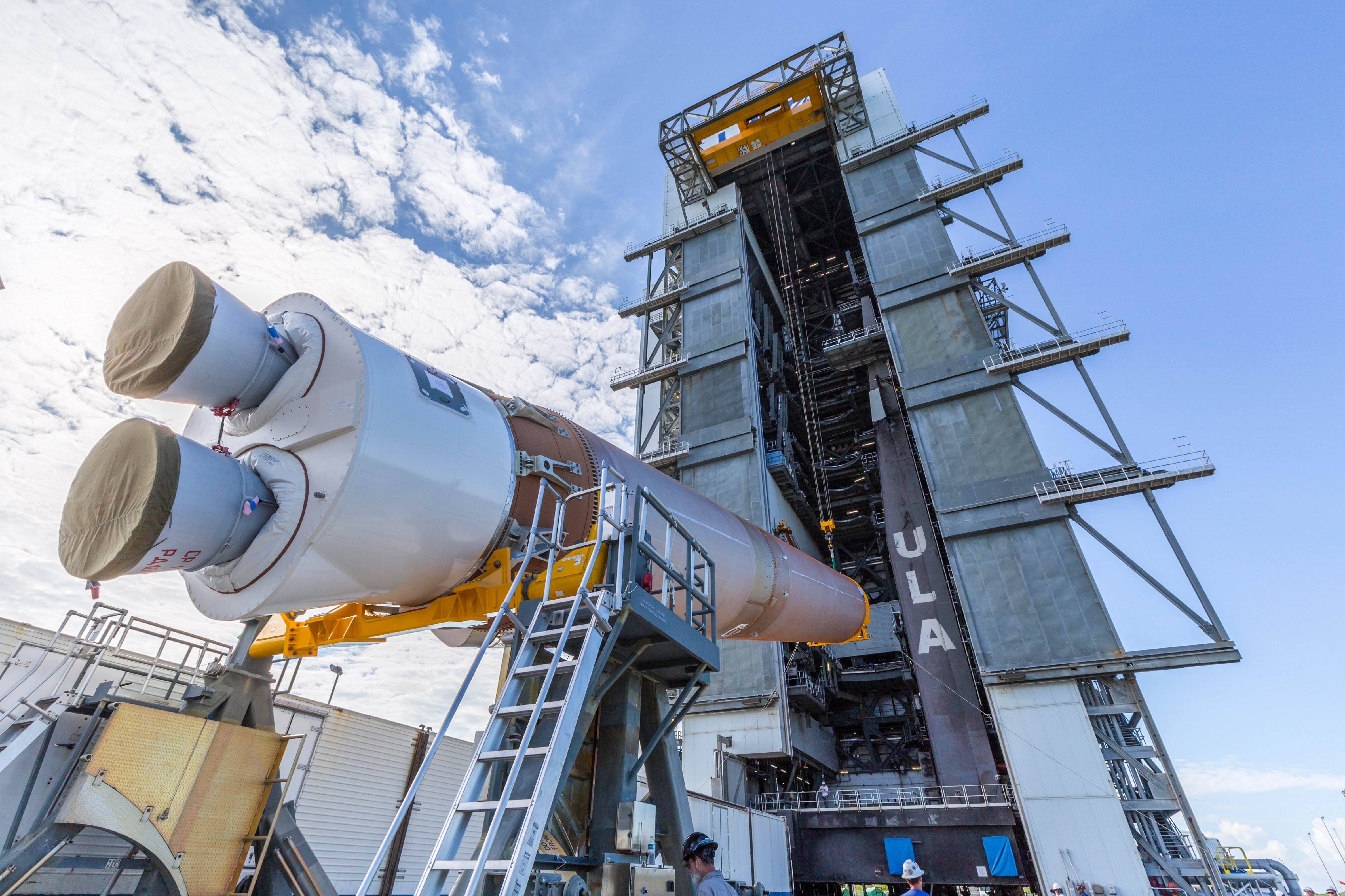 Protoflight: Atlas V stacked ahead of first Kuiper launch